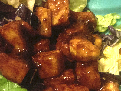 foto di cubetti di tofu ricoperti di salsa agrodolce