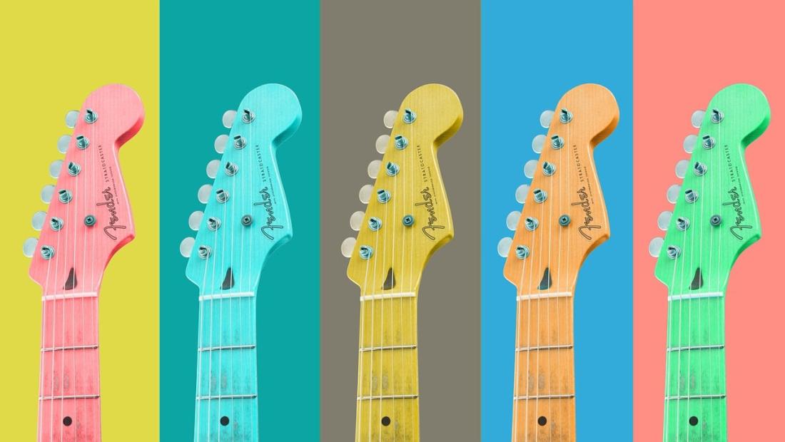 Immagine con 5 chitarre colorate