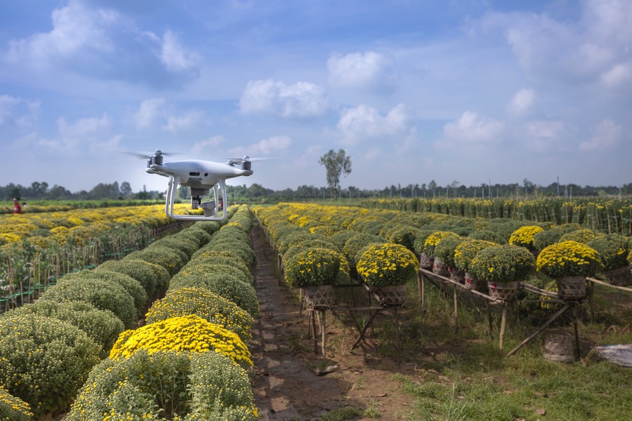 drone che vola sopra un campo