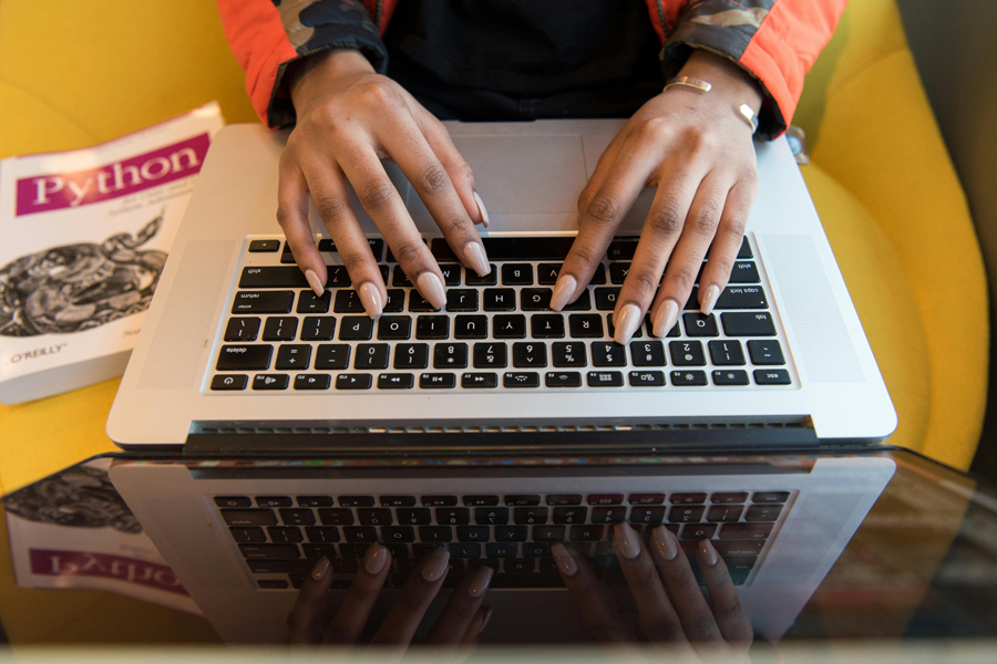 inquadratura dall'alto con una donna che scrive al computer