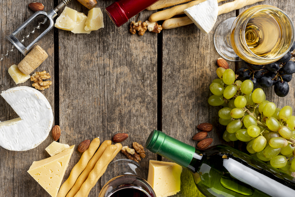 frame ritraente una bottiglia di vino e snack