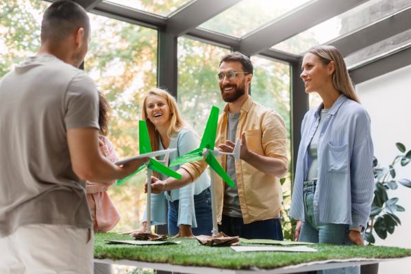 persone lavorano insieme in modo sostenibile