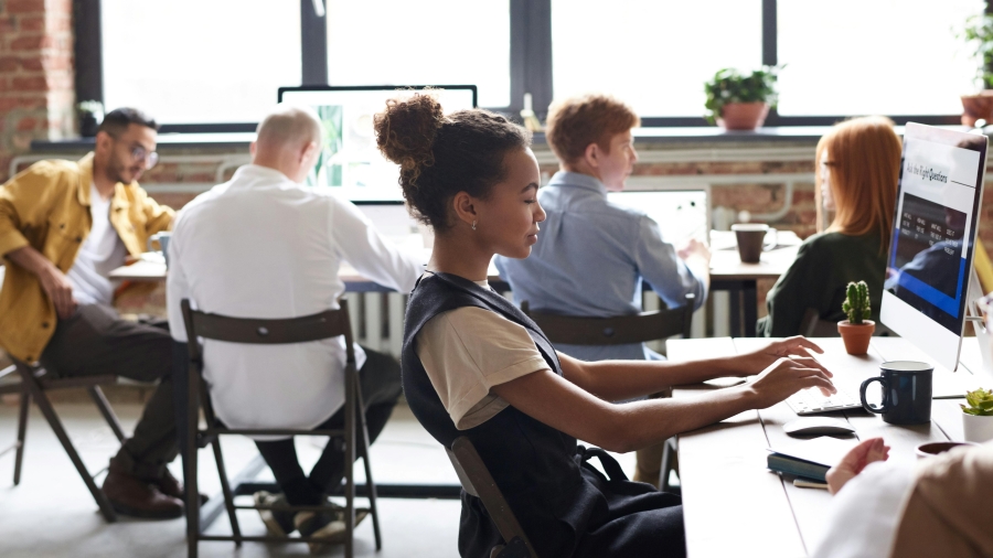 Azienda con dipendenti che lavorano al computer 