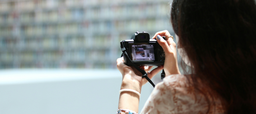 donna fotografa museo