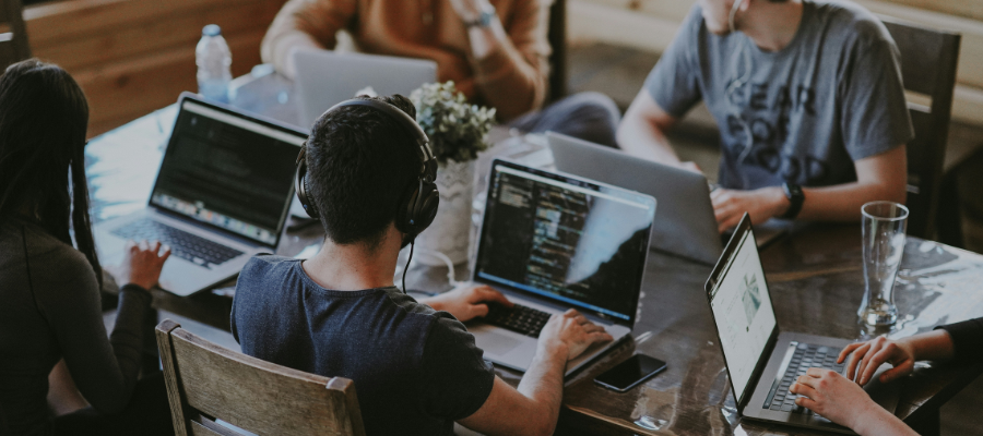 persone che lavorano