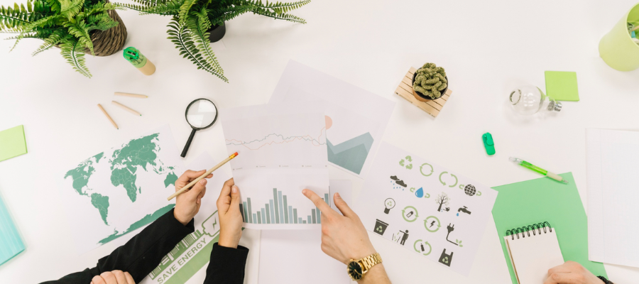 persone che lavorano ad un documento