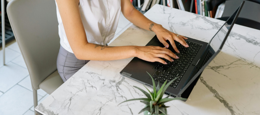 immagine di ragazza al pc