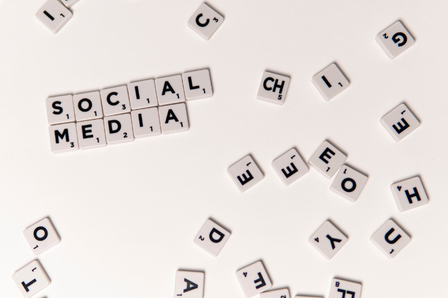 tessere con scritto social media