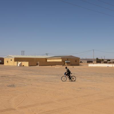 uomo in bici
