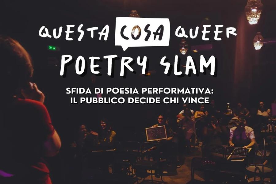 Persona su un palco con pubblico votante e scritta evento