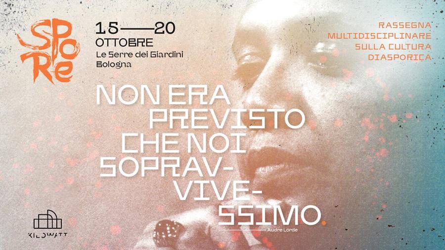 locandina della rassegna spore: una donna come sfondo con aria pensierosa, il titolo "spore" in alto a sinistra in arancione con accanto le date della rassegna "15-20 ottobre." e il luogo dell'evento "le serre dei giardini magherita". In alto a destra la scritta in arancione "rassegna multidisciplinare sulla cultura diasporica". Al centro con testo bianco "non era previsto che sopravvivessimo"