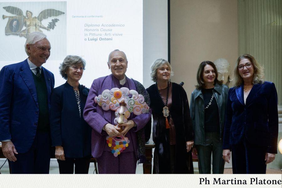 sei persona in posa per una foto, Da sinistra, Lorenzo Sassoli de Bianchi, Rita Finzi, Luigi Ontani, Cristina Francucci, Vittoria Aversa e Maria Rita Bentini. Luigi Ontani ha dei fiori in mano