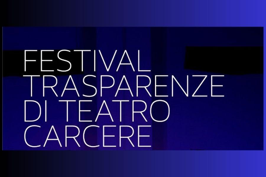 scritta "festival trasparenze di teatro carcere" con uno sfondo blu scuro e nero, le scritte sono bianche