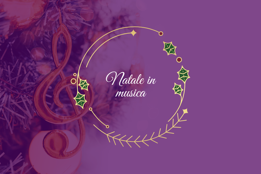 sfondo viola, con in sottofondo l'immagine di una nota musicale appesa all'albero come decorazione. La scritta "natale in musica" è incorniciata da un cerchio con l'agrifoglio