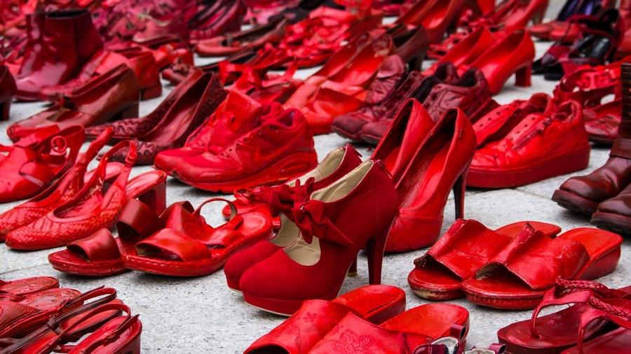 immagine scarpe rosse rappresentative anti-violenza sulle donne