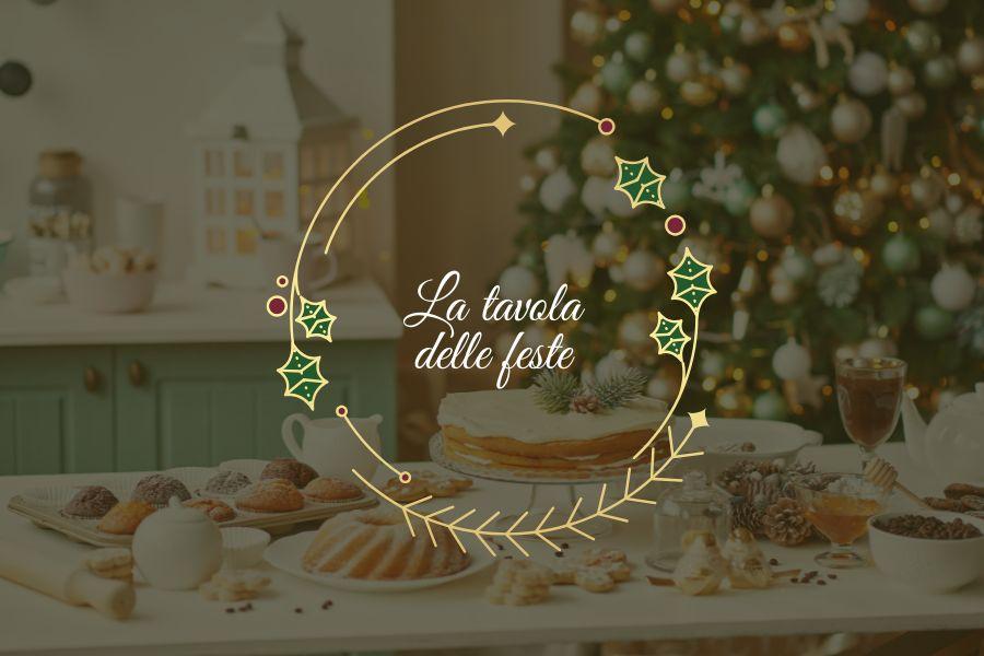 Sfondo verde, con in trasparenza una tavola che ha dietro un albero di Natale. La scritta "La tavola delle feste" è attorno a un cerchio decorato con l'agrifoglio