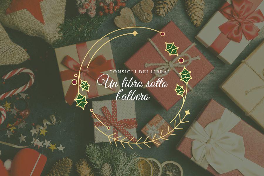 Sfondo verde, con in trasparenza regali vari che ricordano il Natale. La scritta "i consigli dei librai: un libro sotto l'albero" è attorno a un cerchio decorato con l'agrifoglio