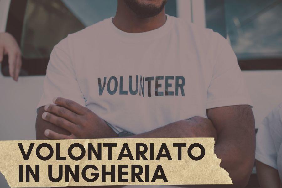 uomo con le braccia incrociate con scritto "volontariato in ungheria"