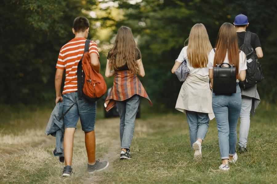 Cinque ragazzi con borsoni in un parco