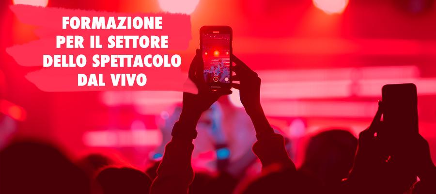 persone che riprendono uno spettacolo, colori sul rosso e rossa, scritta in alto a sinistra "formazione per il settore dello spettacolo dal vivo"