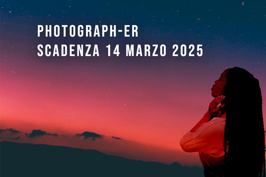 cielo stellato con una donna che porta le mani alla faccia e guarda in alto la scritta "Photograph-er, scadenza 14 marzo 2025"