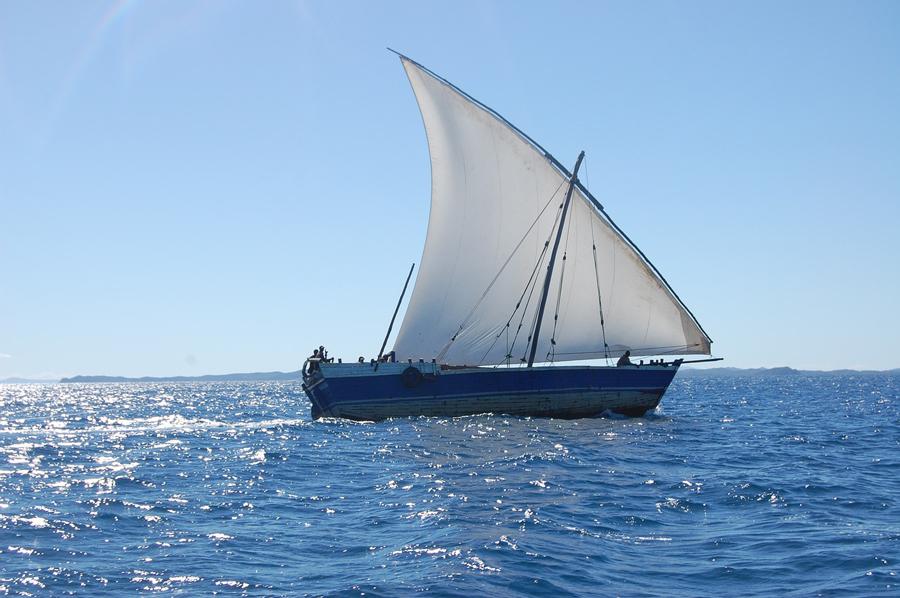 barca a vela su mare blu
