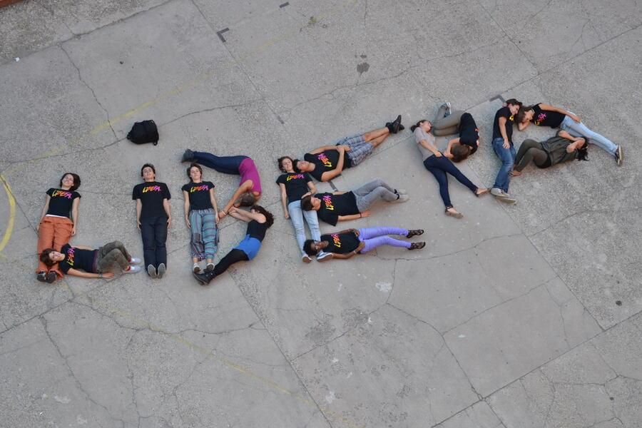 ragazzi che formano la parola libera