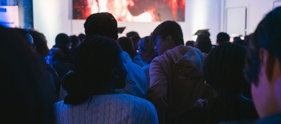 ragazzi ad una proiezione 