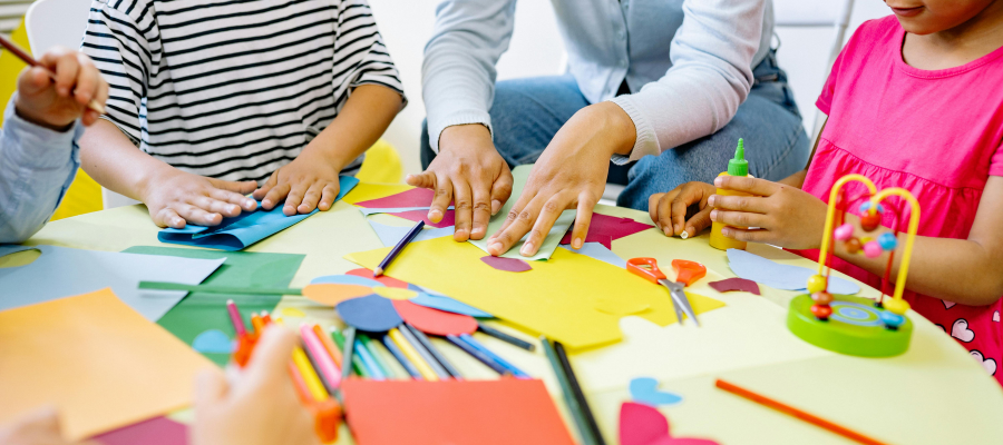 bambini che fanno lavoretti