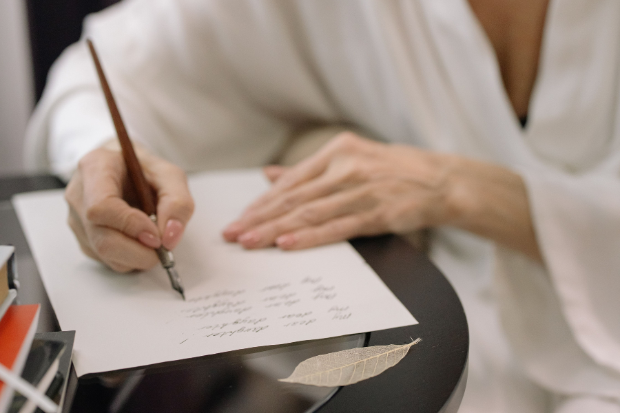 donna che scrive 