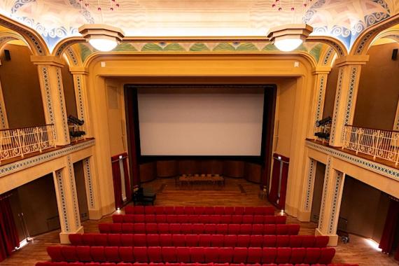 cinema modernissimo interno visuale dall'alto