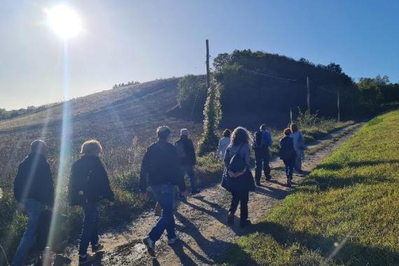 persone che camminano in montagna 