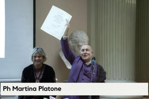 Luigi Ontani mostra il diploma appena ricevuto, foto di Martina Platone