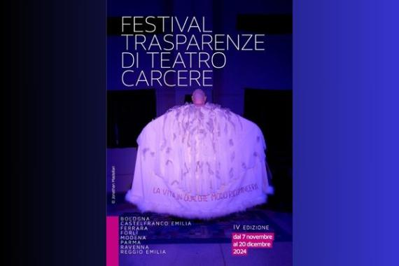 Scritta in bianco su sfondo blu scuro e nero:"festival trasparenze di teatro carcere", un uomo con un abito bianco dà le spalle all'obbiettivo e in fondo all'abito bianco è scritto "la vita in qualche modo ricomincerà"