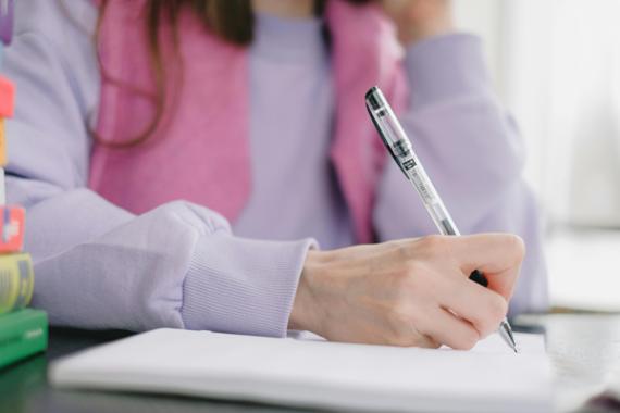 Ragazza che scrive sul suo quaderno