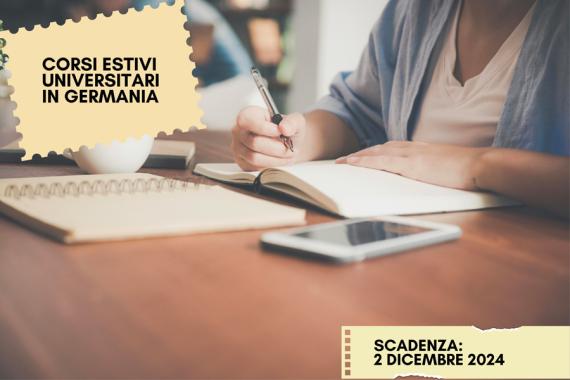 Persona che scrive su un quaderno. In alto a destra scritta "corsi estivi universitari in Germania", in basso a destra scritta "scadenza: 2 dicembre 2024"