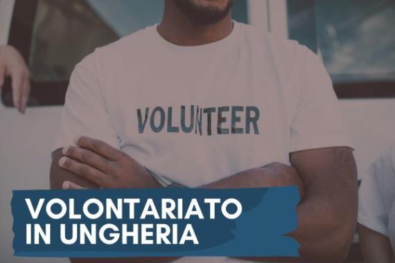 uomo con le braccia incrociate con scritto "volontariato in ungheria"