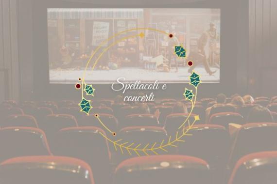 cinema con poltrone, film in fondo alla sala, scritta "spettacoli e concerti"