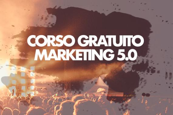 persone che guardano un concerto, con luci in sottofondo. Macchia di caffè in primo piano, con la scritta "Corso gratuito marketing 5.0"