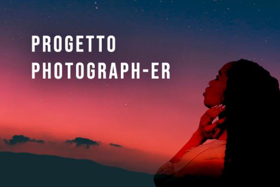 cielo stellato, con una donna che guarda verso l'alto in direzione della scritta "progetto photograph-er"