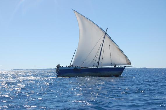 barca a vela su mare blu