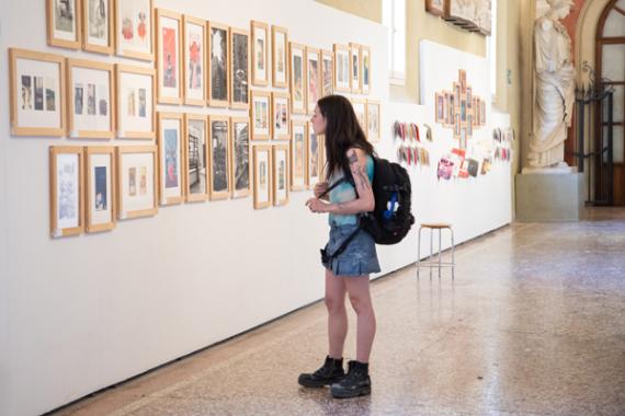 ragazza e quadri