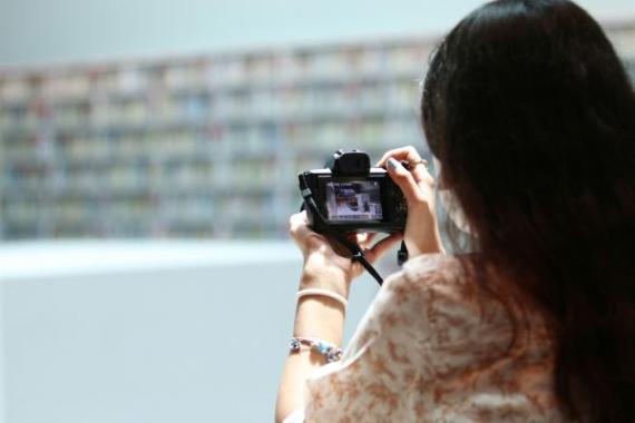 persona fotografa museo