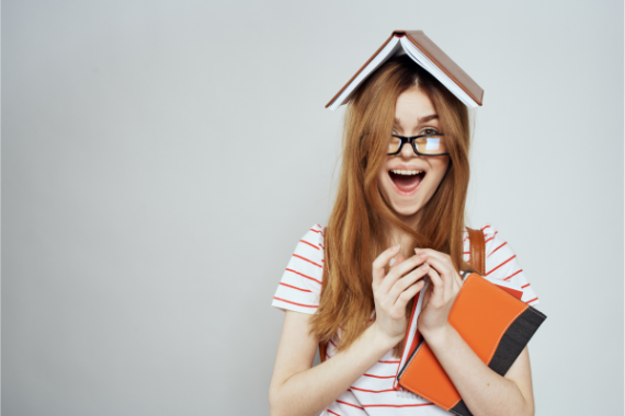 ragazza con libri, assistente italiana all'estero