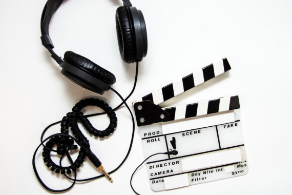 ciak del cinema e cuffie