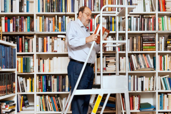 umberto eco nella sua biblioteca