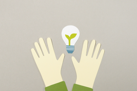 grafica mani con lampadina - innovazione sociale e sviluppo sostenibile