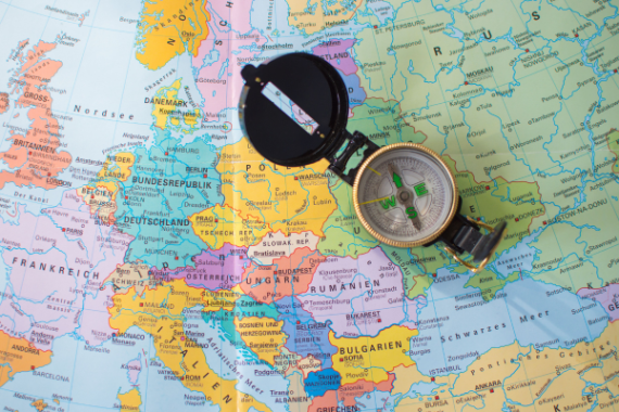 cartina dell'Europa con bussola