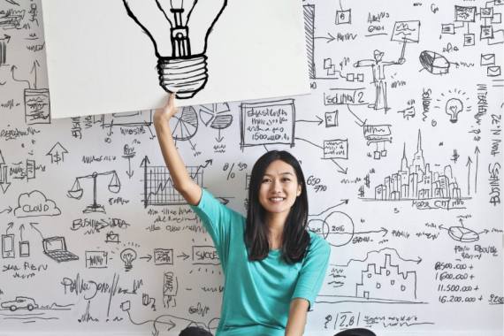 ragazza con lampadina