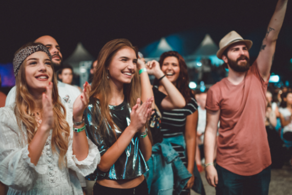 persone giovani a un festival